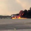 Mosca, aereo atterra in fiamme: palla di fuoco sulla pista. Almeno 13 morti VIDEO 06