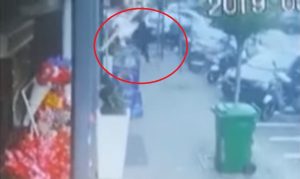 Napoli, video sparatoria: sicario scavalca Noemi durante fuga