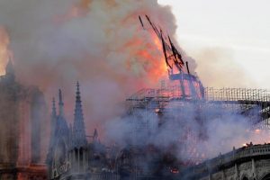 Notre Dame, l'incendio era campanello d'allarme. Gli esperti: "Perché non intervenire prima?"