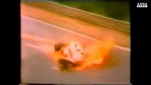 Niki Lauda, quel terribile incidente del Nurburgring che gli sfigurò il volto. 1 agosto 1976 VIDEO