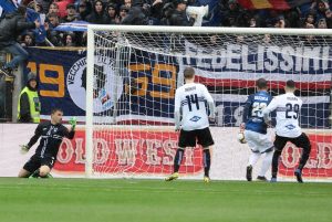 Parma e Sampdoria hanno giocato a maglie invertite, la FOTO