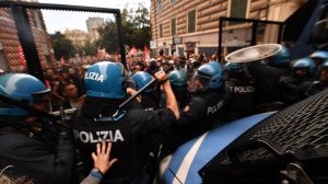 CasaPound in piazza, scontri a Genova tra polizia e manifestanti