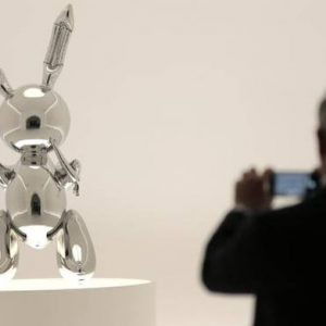 Jeff Koons, il suo coniglio battuto all'asta per 91,1 milioni. Record per un artista vivente