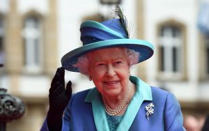 Regina Elisabetta offre lavoro: social media manager, ecco lo stipendio