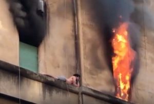 Roma, incendio in un appartamento al terzo piano: ragazzo si rifugia sul cornicione del palazzo