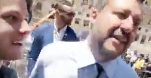 Salvini a Lecce, selfie a sorpresa di nuovo: "Non siamo più terroni di me***?" VIDEO