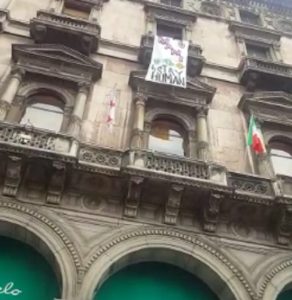 Salvini a Milano, il manifestante vestito da Zorro e lo striscione "Restiamo umani" VIDEO
