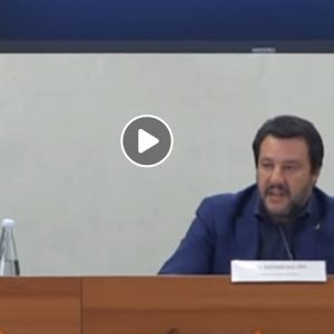 Salvini: "La Raggi indagata da anni è ancora al suo posto"2