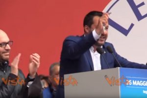 Salvini e il rosario in piazza. Cardinale Parolin: "Dio è di tutti". Il vicepremier: "Se invoco Maria do fastidio?" VIDEO