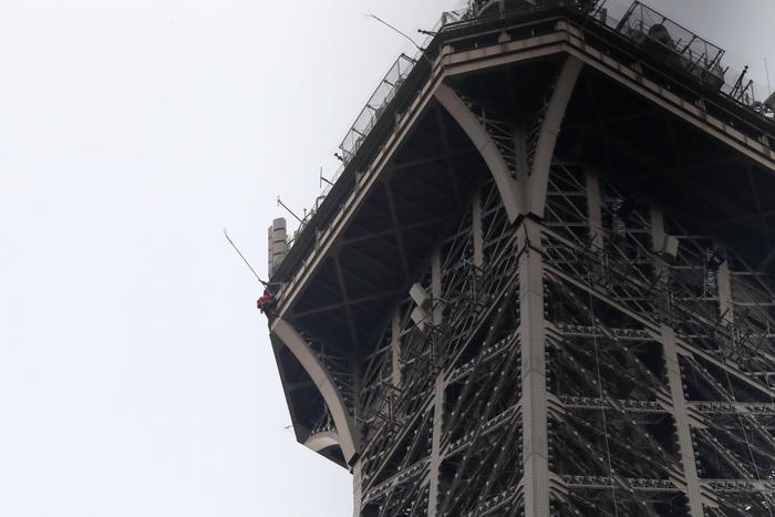 Parigi, scala a mani nude la Tour Eiffel e minaccia il suicidio: monumento evacuato 02
