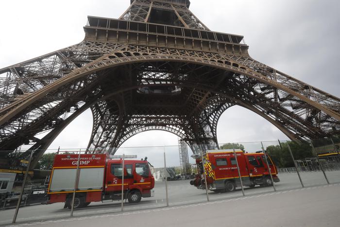 Parigi, scala a mani nude la Tour Eiffel e minaccia il suicidio: monumento evacuato 01