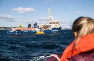 Sea Watch, la nave a Lampedusa: "Chiediamo a Salvini di togliere il divieto" (foto Ansa)