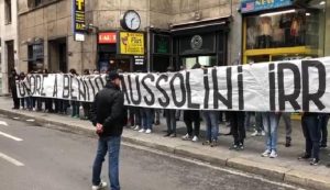 Striscione "Onore a Benito Mussolini" a Milano, daspo per 8 tifosi della Lazio (foto Ansa)