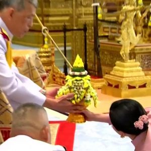 Thailandia, la ex hostess sposa il re e striscia ai suoi piedi per essere incoronata regina