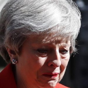 Exit Theresa May: si dimette in lacrime mentre il popolo vota per una Ue che aveva schifato