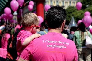 Figli di due padri: la Cassazione dice no al riconoscimento in Italia. Per le coppie gay c'è l'adozione
