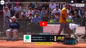 Kyrgios perde la testa a Roma: rompe la racchetta, lancia una sedia in campo e abbandona partita di tennis. VIDEO