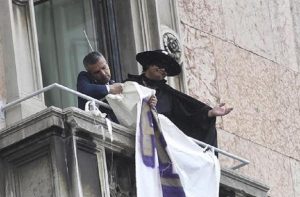 Riccardo Germani, il manifestante vestito da Zorro: "Le forze dell'ordine sono entrate in stanza e..." (foto Ansa)
