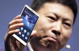 Huawei e non solo, intenzioni di acquisto online in calo per gli smartphone cinesi (foto Ansa)