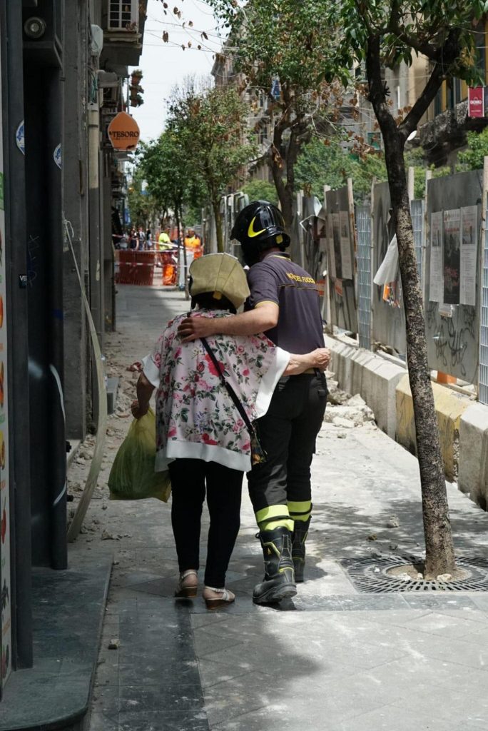 Napoli, crolla cornicione da palazzo: commerciante di 66 anni ucciso 2