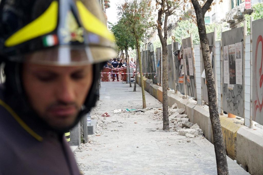 Napoli, crolla cornicione da palazzo: commerciante di 66 anni ucciso 3