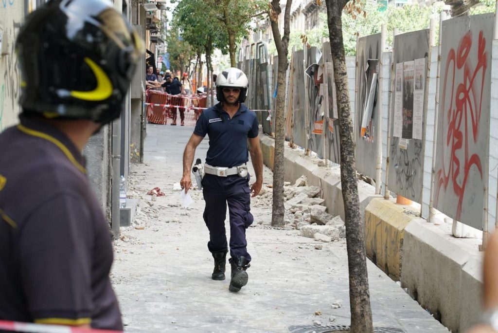 Napoli, crolla cornicione da palazzo: commerciante di 66 anni ucciso 4