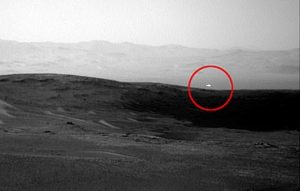 Marte, rover Curiosity e la foto dei bagliori bianchi nel cielo: cosa sono?