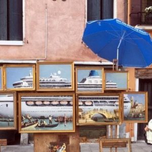 Bansky profeta a Venezia: l'opera con la nave da crociera che "schiacciava" San Marco