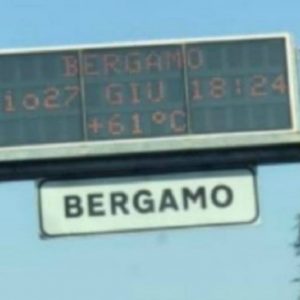 Bergamo, fa troppo caldo: il tabellone elettronico in tilt segna 61 gradi