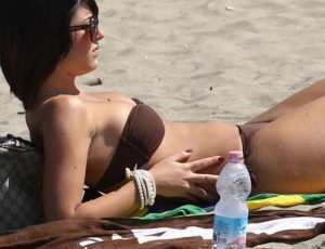 Venezia, turista prende il sole in bikini ai Giardini Papadopoli: multa da 250 euro