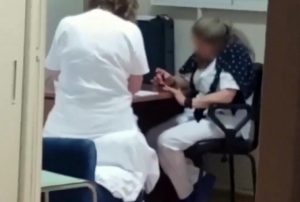 Nola, il bimbo piange e le infermiere... fanno la manicure. Polemiche per un video girato in ospedale (foto Ansa)