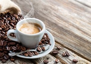 Zanzare, allontanarle con il caffè: tre metodi per notti tranquille