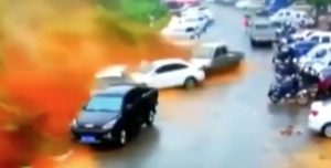 Cina, valanga di fango dalla collina travolge decine di auto VIDEO