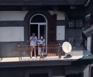 Giuseppe Conte a Napoli: dialogo sul balcone con il collega in mutande