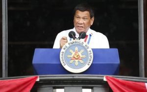 Filippine, Rodrigo Duterte ancora contro i gay: "L'omosessualità si cura con le belle donne"
