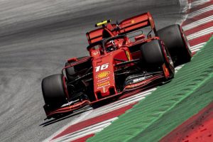 Formula 1, show della Ferrari di Leclerc: pole da applausi. Vettel solo nono