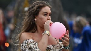 Gas esilarante a Glastonbury, cos'è? Tanti palloncini fra i 135 mila nel caldo tropicale