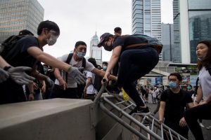 Hong Kong: la protesta contro l'estradizione alla cinese diventa rivolta. Bloccato il Parlamento