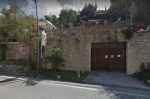Brenzone sul Garda, auto contro il muro di cinta dell'hotel: morti bimbo di 2 anni e zia di 26