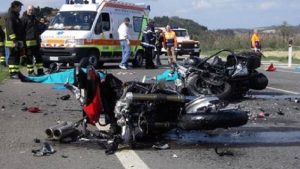 Genova Staglieno, un'auto si ribalta e aggancia moto: morto Giampiero Fidani