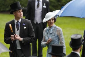 Kate Middleton e William, moto della scorta investe una donna. "E' grave"