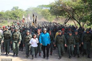 Venezuela, presidente Colombia: "Maduro sta cercando asilo prima della rivolta militare"