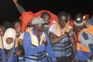 Migranti, a Lampedusa sbarcati in cento nelle ultime ore. Sequestrato un peschereccio libico