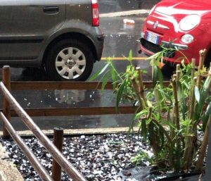 Maltempo, nubifragio a Milano: auto bloccata in un sottopasso a Baranzate
