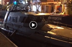 Sea Watch sperona motovedetta Finanza per entrare nel porto VIDEO