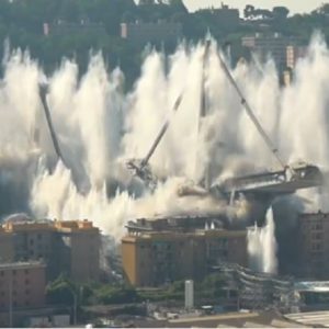 Ponte Morandi VIDEO della demolizione: le sirene, il boato, la polvere