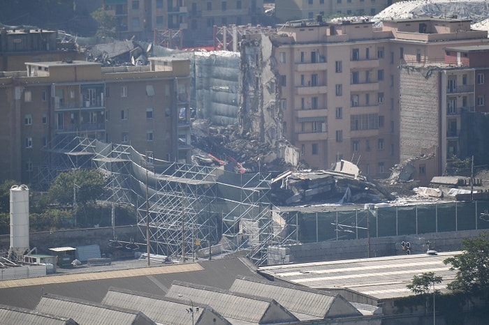 Ponte Morandi, alle 9.35 demolite le pile 3