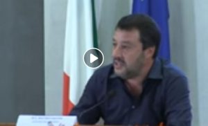 Sea Watch, Salvini: "Parlamentari Pd a Lampedusa complici, siamo su Scherzi a parte"