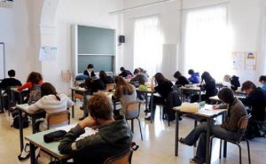 Torino: genitori regalano all'insegnante un peluche a forma di cacca