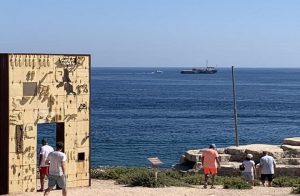 Sea Watch resta ferma a un miglio da Lampedusa circondata dalla Guardia costiera. Migranti sbarcano o no? (foto Ansa)